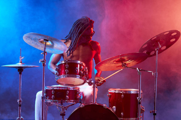 excellent african drummer man in studio - Foto, Bild