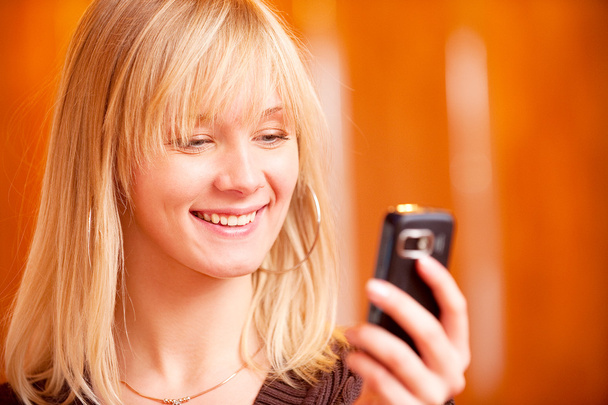 charmantes Mädchen liest SMS - Foto, Bild