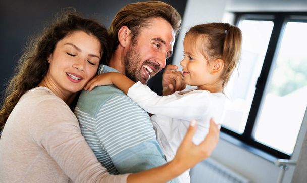 Счастливая улыбающаяся семья весело проводит время дома - Фото, изображение