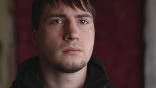 Közelkép érzelmi portré a fiatal férfi, hogy dühös, rosszalló és zsémbes - Felvétel, videó