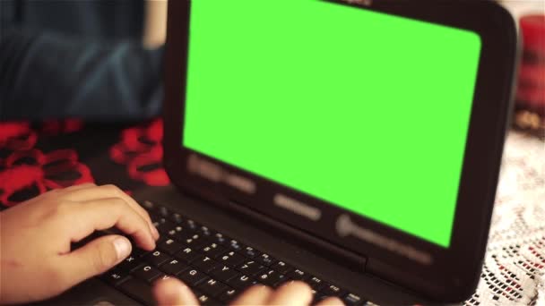 Czarny laptop z zielonym ekranem. Zbliżenie. Możesz zastąpić zielony ekran materiałem lub zdjęciem, które chcesz z efektem Keying w Ae (sprawdź poradniki na Youtube). - Materiał filmowy, wideo