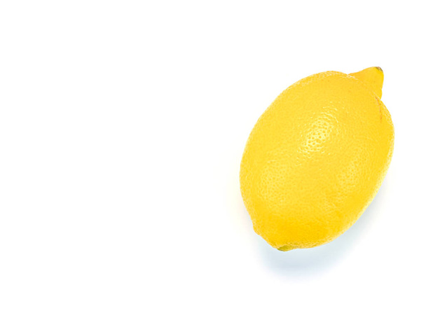 Beyaz arka planda sarı limon meyvesi ve metin için yer. - Fotoğraf, Görsel