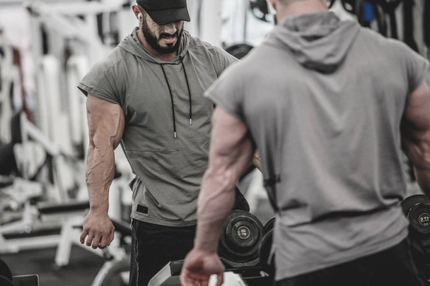 strong young bearded man training in gym - Foto, Imagem