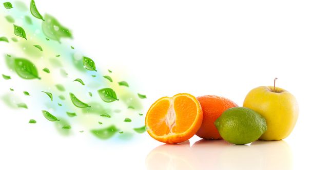 Frutti colorati con foglie biologiche verdi - Foto, immagini