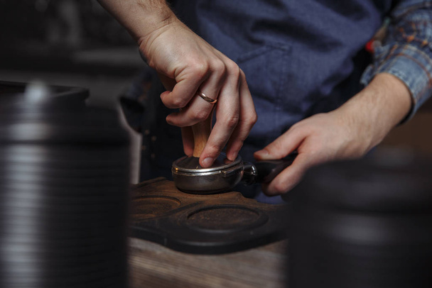 hands borista for making delicious coffee - Foto, imagen