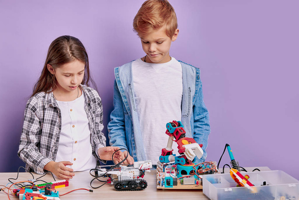 robotics for kids. happy children building robots - Zdjęcie, obraz