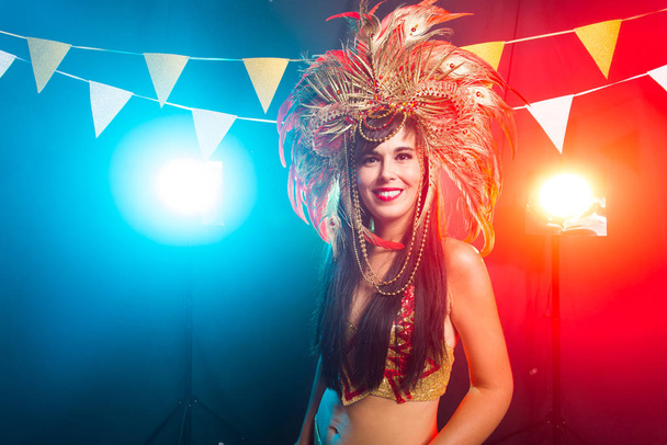 Ünnepek, party, tánc és éjszakai élet koncepció - gyönyörű nő öltözött karnevál éjszaka - Fotó, kép