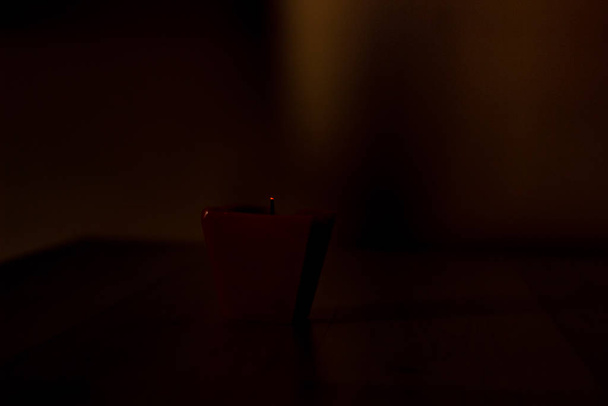 Σβησμένο κερί σε μαύρο φόντο με χώρο αντιγραφής - Φωτογραφία, εικόνα