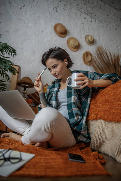 Woman thinking about work while sitting at home - Valokuva, kuva