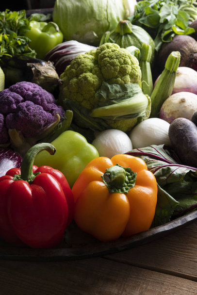 Большая сковорода со свежими разноцветными овощами
 - Фото, изображение