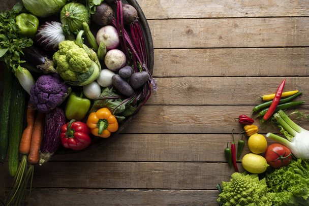 Grande teglia piena di verdure fresche
 - Foto, immagini
