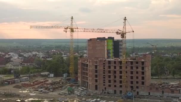 Luchtfoto van bouwplaats met bouwkranen en flatgebouwen in een stad. - Video