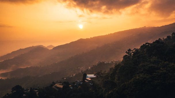 Puesta de sol sobre montaña en valle Himalaya
 - Foto, imagen