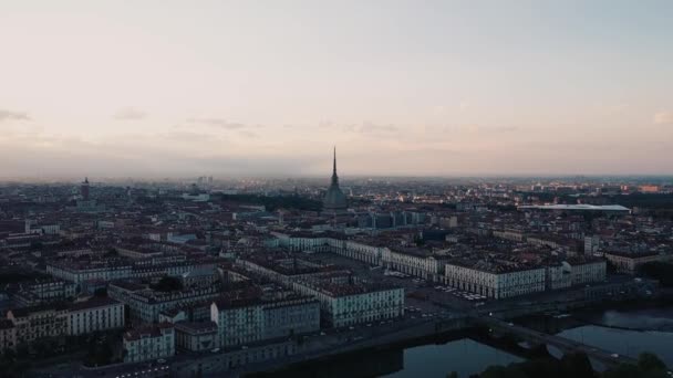 Let dronem nad centrem Turína v Itálii - Záběry, video