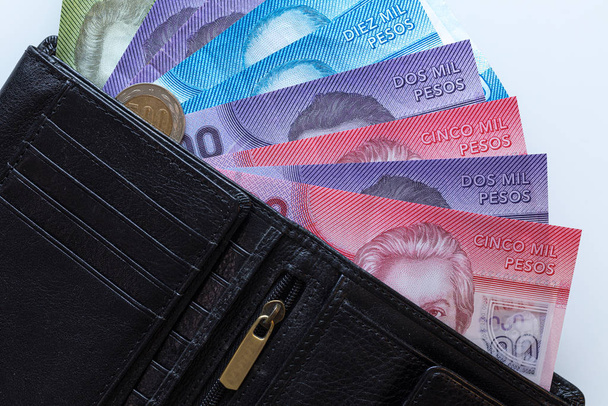 Pesos chiliens, divers billets sortant du portefeuille
 - Photo, image