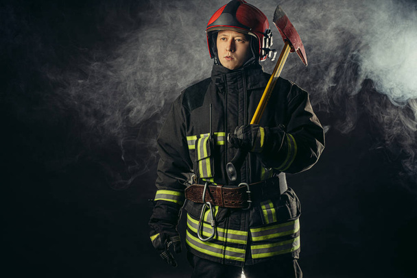 foto do homem bombeiro no capacete
 - Foto, Imagem