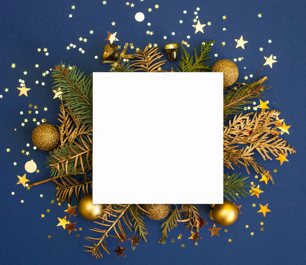 スタイリッシュな古典的な青のモックアップクリスマスグリーティングカードやテキストのための場所 - 写真・画像