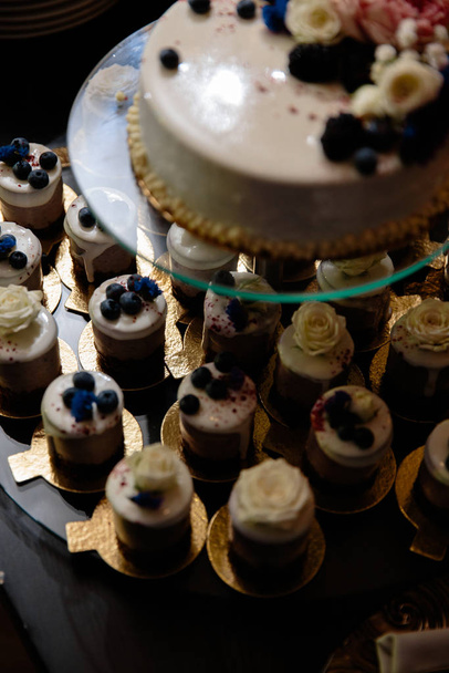 Myrtille avec des décorations crème gâteau de réception de mariage avec petits cupcakes pour les invités en Europe de l'Est Baltique Riga Lettonie
 - Photo, image