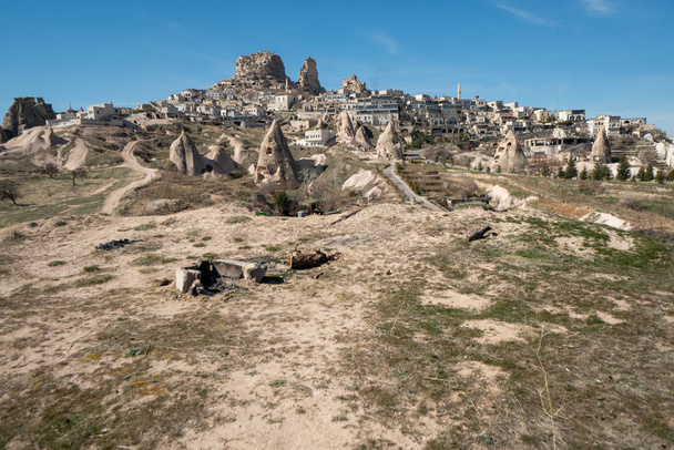 Τοπίο της Καππαδοκίας γύρω από την πόλη Uchisar στην Τουρκία με τα διάσημα σπήλαια της - Φωτογραφία, εικόνα