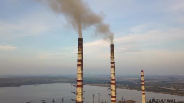 Légi felvétel magas kéménycsövekről szürke füsttel a szénerőműből. Villamosenergia-termelés fosszilis tüzelőanyaggal. - Felvétel, videó