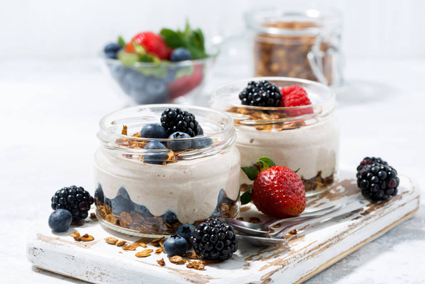 healthy creamy dessert with fresh berries on white background - Foto, Imagem