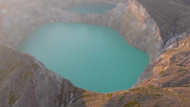 Lot nad jeziorami wulkanicznymi w Indonezji. - Materiał filmowy, wideo