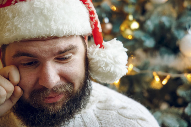 χωρισμένος μοναχικός άντρας που κλαίει προσωπογραφία στις διακοπές των Χριστουγέννων, φωτογραφία θλίψη μεσήλικας κρίση φωτογραφία   - Φωτογραφία, εικόνα