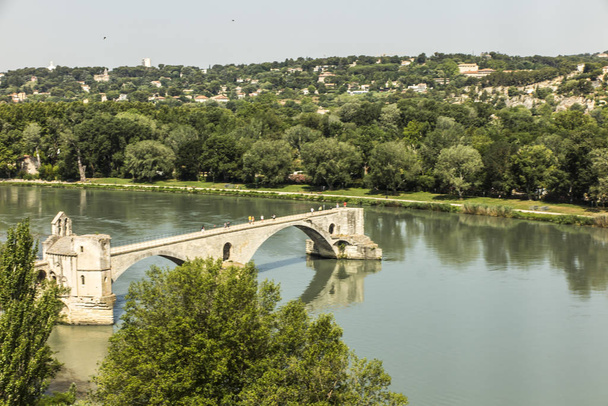 Most św. Benezeta, znany jako most Avignon, z widokiem na miasto Villeneuve les vignon. Vaucluse. Francja.  - Zdjęcie, obraz