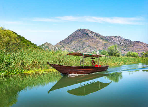Barco en el lago Scadar
 - Foto, Imagen