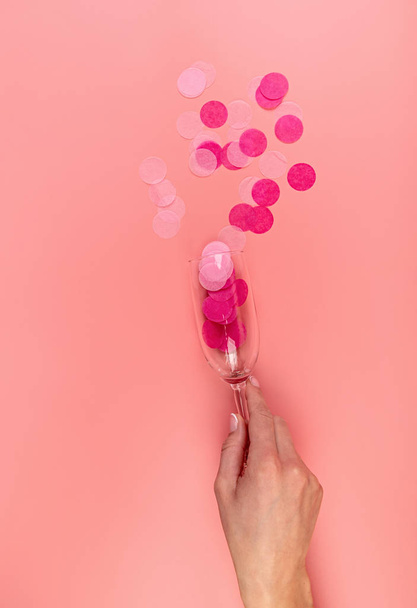 Бокалы шампанского на розовом фоне с конфетти
 - Фото, изображение