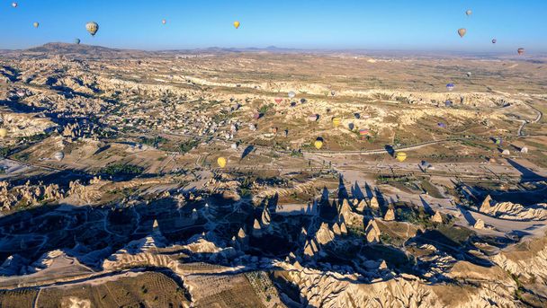 Heißluftballonfahren in den Schluchten Kappadokiens - Foto, Bild
