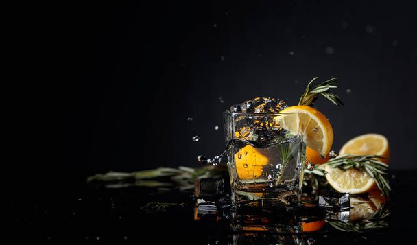 gin tonic cocktail con fette di limone e rametti di rosmarino
. - Foto, immagini