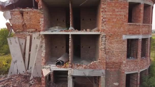 Depremden sonra harap olmuş eski bir binanın havadan görüntüsü. Çökmüş bir tuğla ev. - Video, Çekim