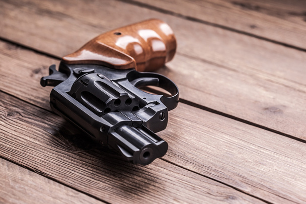 pistol on a wood background - Foto, Imagem