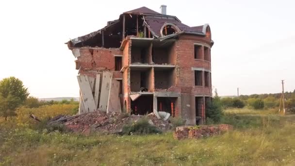 Luftaufnahme eines alten zerstörten Gebäudes nach einem Erdbeben. Ein eingestürztes Backsteinhaus. - Filmmaterial, Video