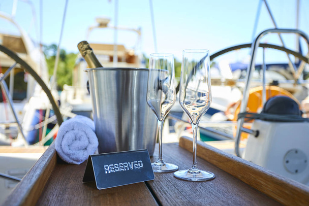 Романтичний розкішний вечір на круїзній яхті з шампанським. Порожні окуляри і пляшка з шампанським на тропічному заході сонця
  - Фото, зображення