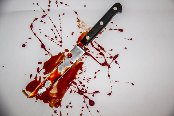 Una salpicadura de sangre. El cuchillo con sangre
. - Foto, imagen
