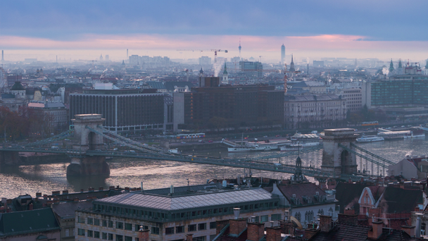 Panorama van Boedapest bij zonsopgang. Szechenyi brug in de herfst ochtend - Video