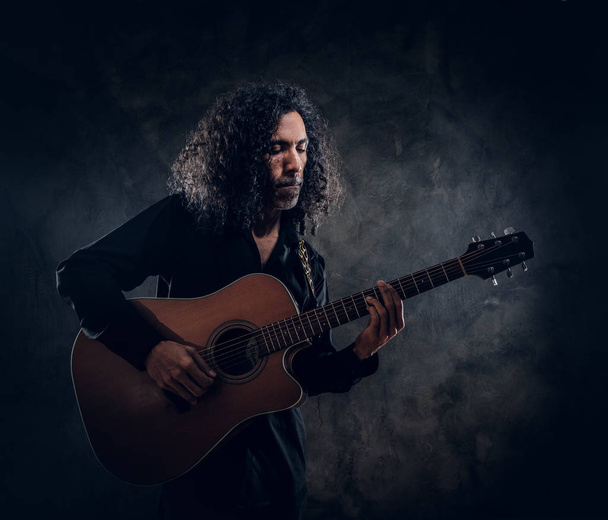 Portrét atraktivního muže středního věku s akustickou kytarou - Fotografie, Obrázek