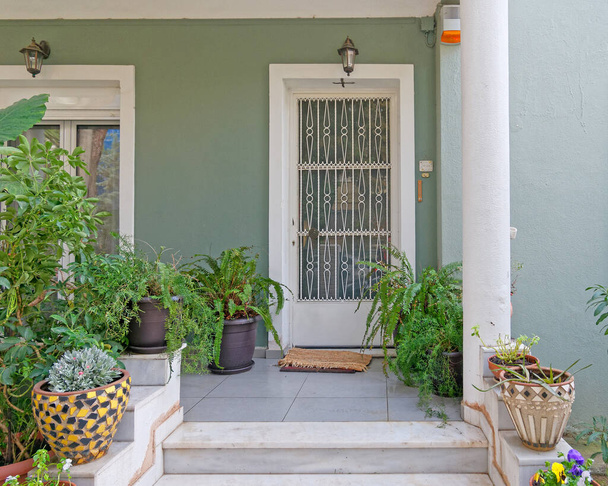 Афины Греция, современный вход в дом с цветочными горшками
 - Фото, изображение