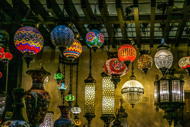 Luzes decorativas turcas, luzes coloridas tradicionais e lâmpadas penduradas em Istambul, Turquia
 - Foto, Imagem