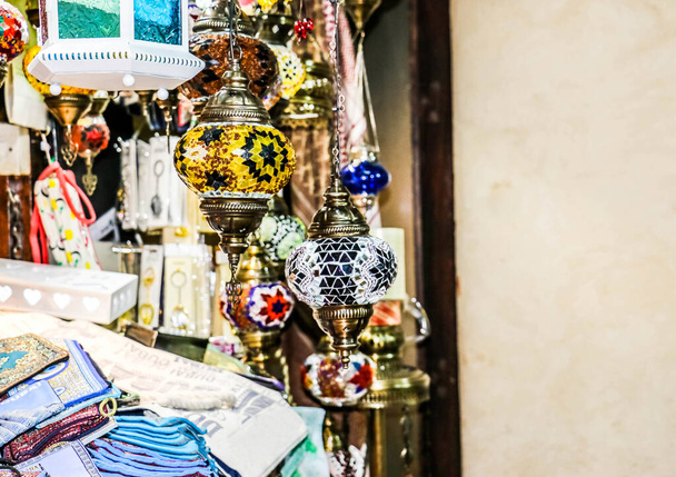 Luces turcas colgantes decorativas tradicionales brillantes y lámparas de colores vivos en Turquía Pavilion, Global Village, Dubai, Emiratos Árabes Unidos
 - Foto, Imagen
