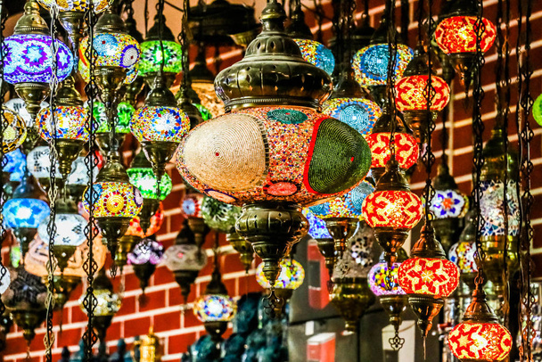 Luces turcas colgantes decorativas tradicionales brillantes y lámparas de colores vivos en Turquía Pavilion, Global Village, Dubai, Emiratos Árabes Unidos
 - Foto, imagen