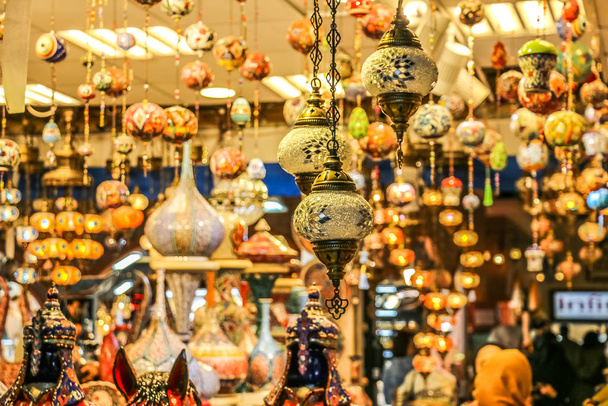 Tradiční světlá dekorativní závěsná turecká světla a barevné světelné lampy s živými barvami v Tureckém pavilonu, Global Village, Dubaj, Spojené arabské emiráty - Fotografie, Obrázek