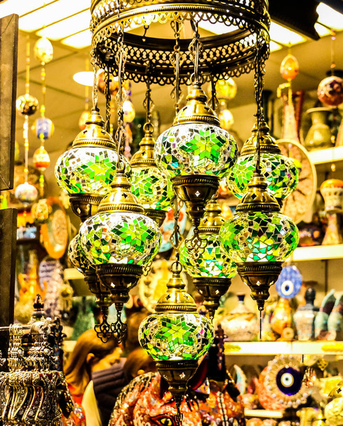 traditionelle helle dekorative hängende türkische Lampen und bunte Lampen mit lebendigen Farben in der Türkei Pavillon, Global Village, Dubai, Vereinigte Arabische Emirate - Foto, Bild