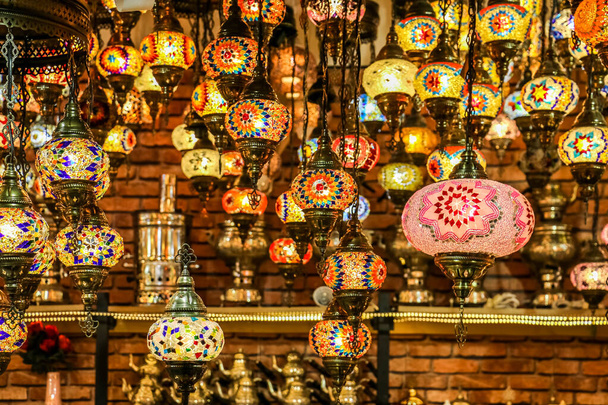 Luces turcas colgantes decorativas tradicionales brillantes y lámparas de colores vivos en Turquía Pavilion, Global Village, Dubai, Emiratos Árabes Unidos
 - Foto, Imagen