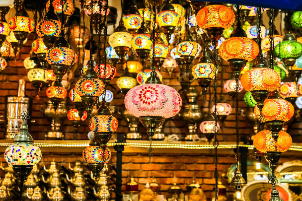 Decoratieve Turkse Lichten, Traditionele Kleurrijke Lichten en Hanglampen in Istanbul, Turkije - Foto, afbeelding