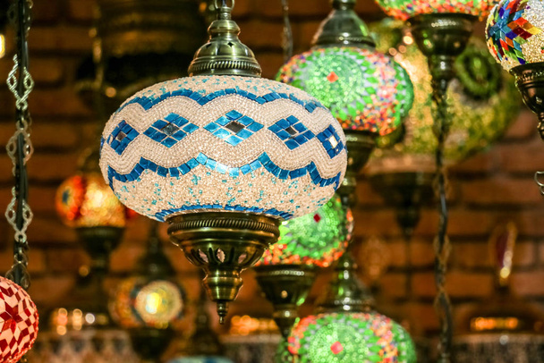 Dekoracyjne tureckie światła, tradycyjne kolorowe światła i lampy wiszące w Stambule, Turcja - Zdjęcie, obraz