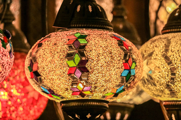 伝統的な明るい装飾ハンギングトルコのライトとトルコパビリオンで鮮やかな色のカラフルなライトランプ,グローバルビレッジ,ドバイ,アラブ首長国連邦 - 写真・画像