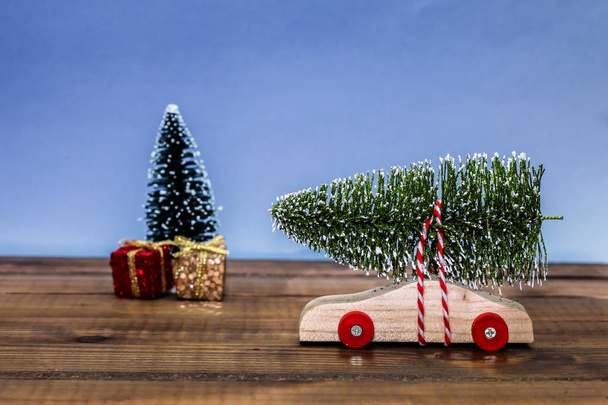 Dřevěné auto s vánoční stromek a dárkové krabičky - Fotografie, Obrázek